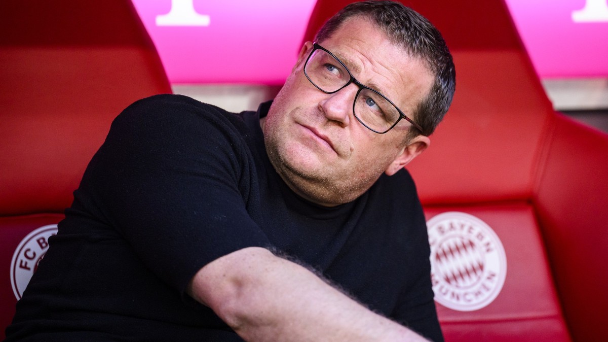 12.05.2024, Bayern, München: Fußball: Bundesliga, Bayern München - VfL Wolfsburg, 33. Spieltag, Allianz Arena. Münchens Sportvorstand Max Eberl sitzt vor dem Spiel im Stadion. Die Bayern-Bosse verhand ...