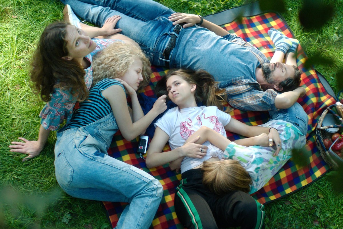 Familie Friedmann beim Picknick (v.l.: Emma (Picco von Groote), Mischko (Tom Beck), Carl*a (Amadeo*Leo Arndt), Maya (Anna-Lena Schwing) und Tilda (Kya-Celina Barucki).

Die Verwendung des sendungsbezo ...