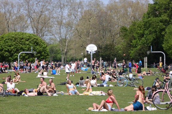 COLOGNE, GERMANY - MAY 09: People enjoy in a park the summer weekend on May 09, 2021 in Cologne, Germany. Temperatures of almost 30 degrees Celsius hits North Rhine-Westphalia. Germany&#039;s third wa ...