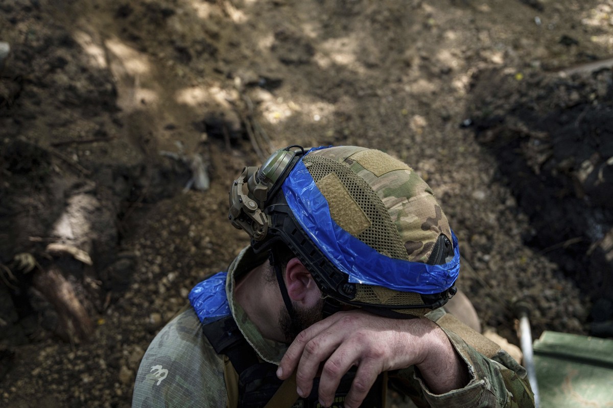 ARCHIV - 10.06.2024, Ukraine, Charkiw: Ein ukrainischer Soldat der Khartia-Brigade bereitet sich darauf vor, seine D-20-Kanone nachzuladen, während er an der Frontlinie auf russische Stellungen schieß ...