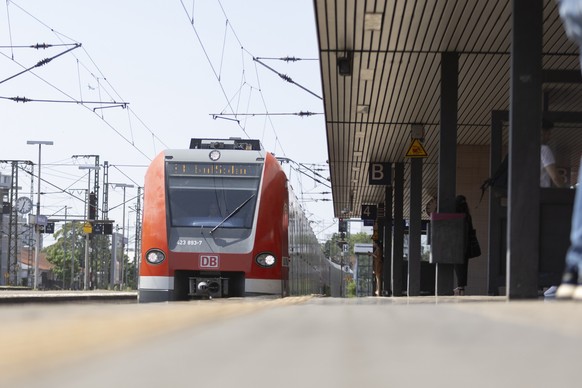 11.07.2023, Hessen, Frankfurt/Main: Eine S-Bahn hält am Südbahnhof in Frankfurt. Die Deutsche Bahn und die Stadt erneuern mehrere S- und U-Bahn-Strecken. Für den Ausbau müssen einige Streckenabschnitt ...