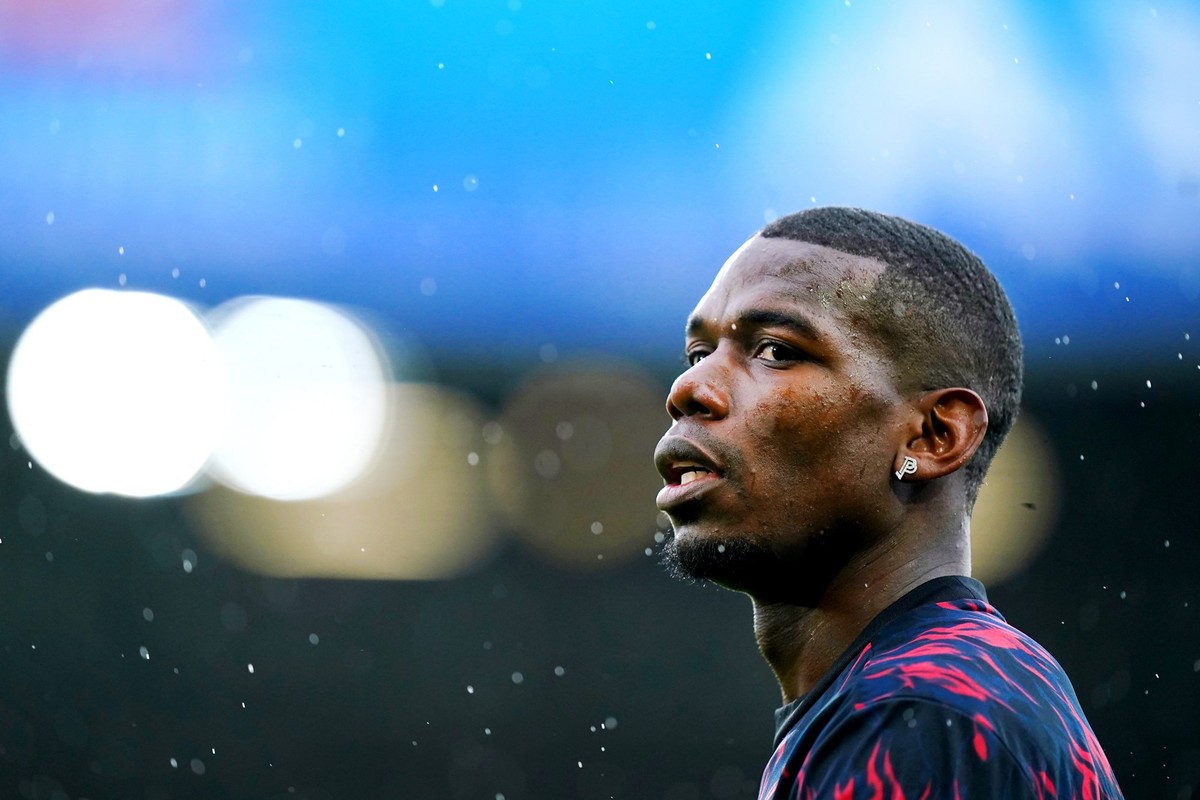 ARCHIV - 20.02.2022, Gro�britannien, Leeds: Paul Pogba von Manchester United w�rmt sich vor einem Spiel auf. Pogba steht nach einem positiven Doping-Test vor dem Ende seiner Karriere. (zu dpa: �Juve-S ...