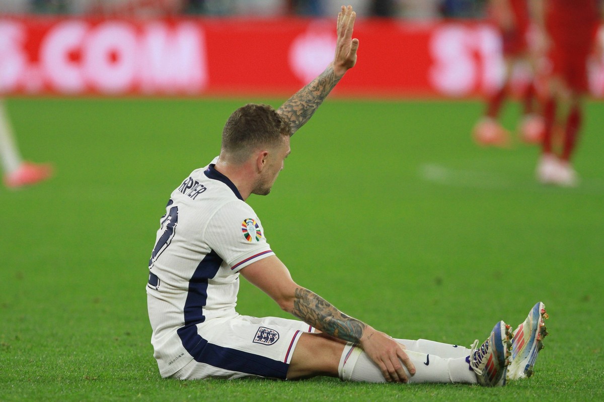 Gelsenkirchen, NRW, Deutschland, 16.06.2024: Arena AufSchalke: Fu�ball-EM 2024, Gruppe C, Serbien - England: Kieran Trippier England, 12 sitzt am Boden *** Gelsenkirchen, NRW, Germany, 16 06 2024 Aren ...