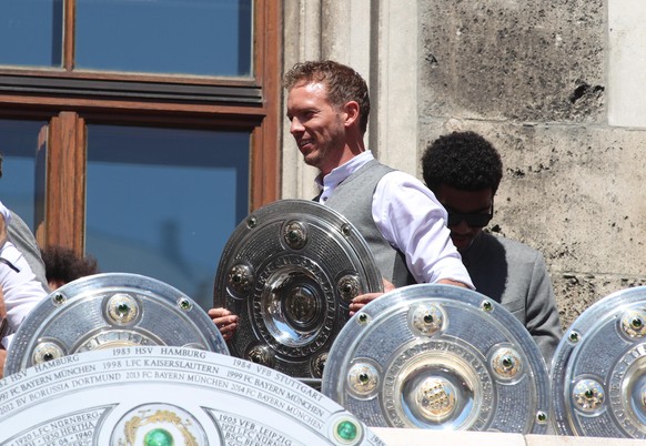 München, Deutschland 15. Mai 2022: Fussball, Herren, Saison 2021/2022, FC Bayern München, Meisterfeier am Marienplatz, Rathaus Julian Nagelsmann, Trainer (FC Bayern München) mit der Meisterschale in d ...