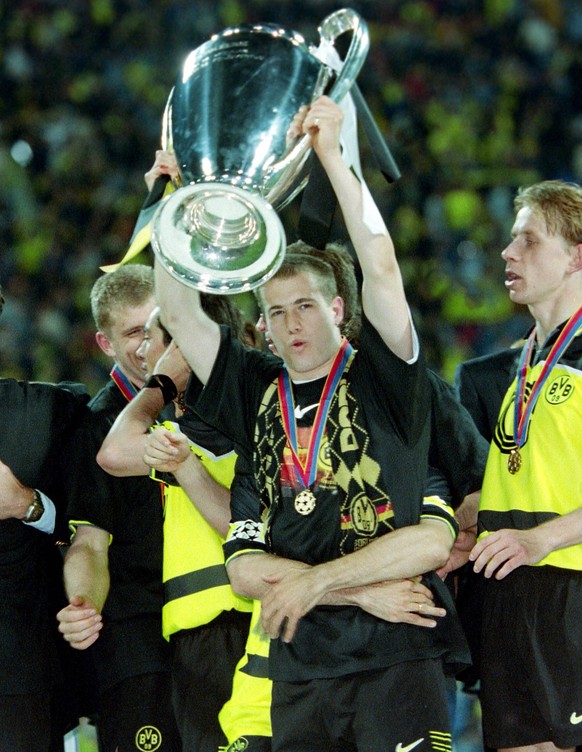 FUSSBALL CHAMPIONS LEAGUE FINALE SAISON 1996/1997 Borussia Dortmund - Juventus Turin 28.05.1997 Lars Ricken (Borussia Dortmund) jubelt mit dem Champions League Pokal xxNOxMODELxRELEASExx

Football C ...