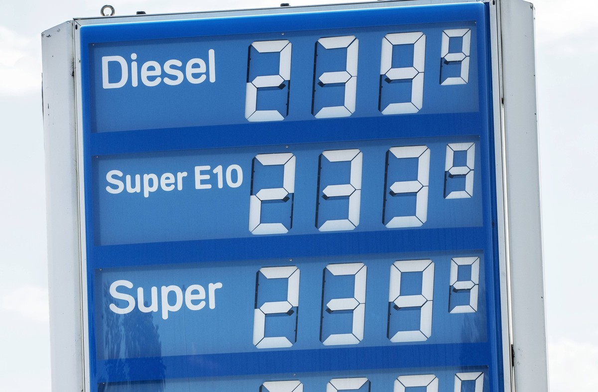 Hohe Spritpreise an der Autobahn, N�he M�nchen, 15. Juni 2022 Deutschland, 15.06.2022, Tankstellenpreise an der Autobahn A8 M�nchen-Salzburg, Diesel, Super, Super E10, Symbolfoto hohe Spritpreise trot ...