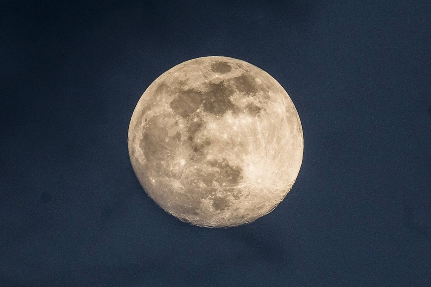 Der Mond, der einzige natürliche Satellit der Erde. 