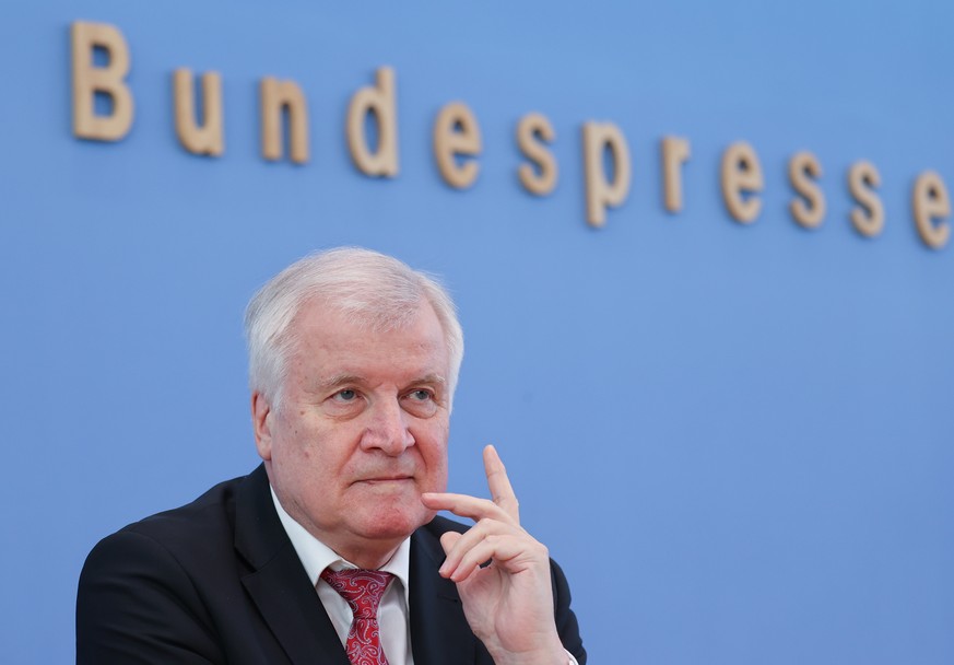 German Interior Minister Horst Seehofer, attends a news conference on politically motivated crimes in Berlin, Germany, May 27, 2020. REUTERS/Fabrizio Bensch/Pool