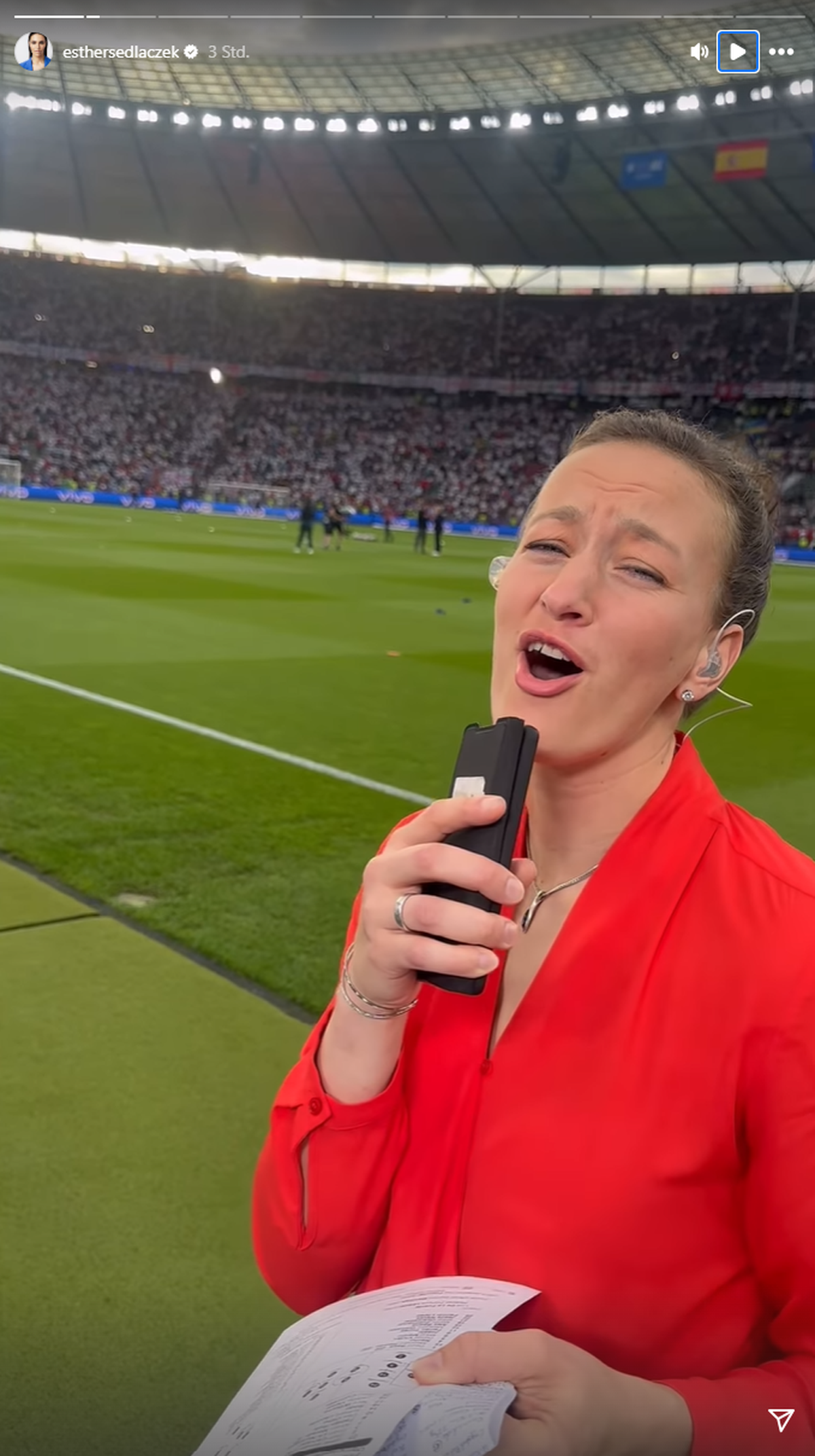Almuth Schult singt ausgelassen mit.