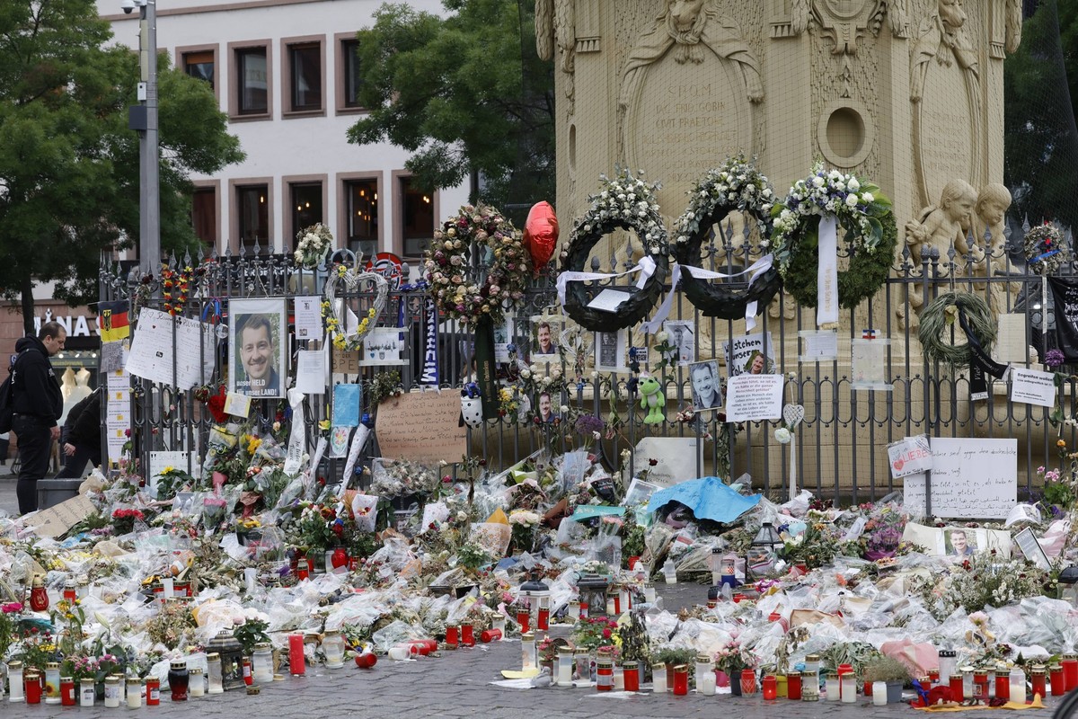Trauerfeier Mannheim 14.06.2024 Zwei Wochen nach dem t�dlichen Messerangriff auf den Polizeibeamten Rouven L. in Mannheim gibt es einen Trauermarsch in der Innenstadt und eine Trauerfeier im Kongressz ...