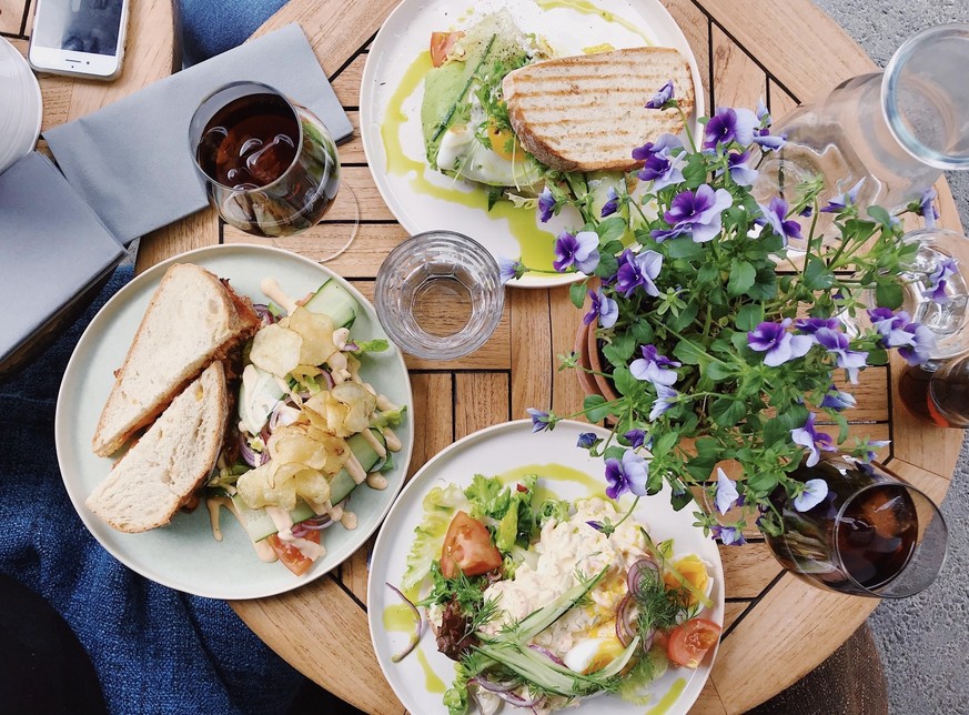 Der Brunch am Ostersonntag soll nicht nur lecker, sondern auch farbenfroh und besonders sein.