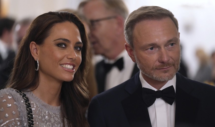 German Finance Minister Christian Lindner, right, and his wife Franca Lehfeldt arrive for a dinner hosted by German President Frank-Walter Steinmeier, Spain&#039;s King Felipe, Spain&#039;s Queen Leti ...