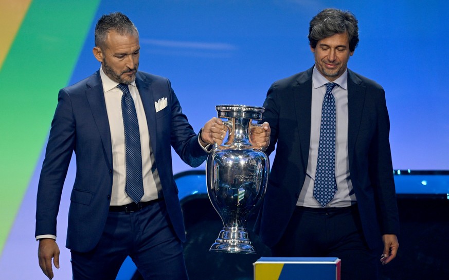 09.10.2022, Hessen, Frankfurt/M.: Fußball, EM, Qualifikation, Auslosung der Gruppen: Die ehemaligen italienischen Fußballspieler Gianluca Zambrotta (l) und Demetrio Albertini bringen zu Beginn der Aus ...