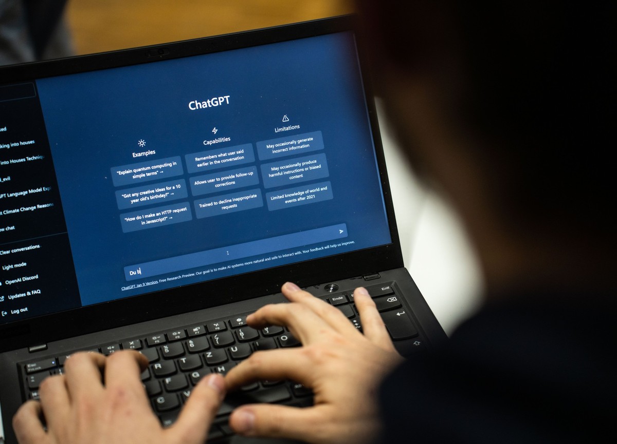 ARCHIV - 25.01.2023, Hessen, Darmstadt: Ein Mensch gibt einen Text in ChatGPT ein. (zu dpa: «Lehrergewerkschaft fordert mehr digitale Medienkompetenz») Foto: Frank Rumpenhorst/dpa +++ dpa-Bildfunk +++