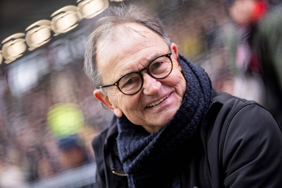 Hamburg, 9. November 2024 - Fu�ball, 1. Bundesliga 2024/25, FC St. Pauli - FC Bayern Munchen: Ewald Lienen DFL REGULATIONS PROHIBIT ANY USE OF PHOTOGRAPHS AS IMAGE SEQUENCES AND/OR QUASI-VIDEO. *** Ha ...