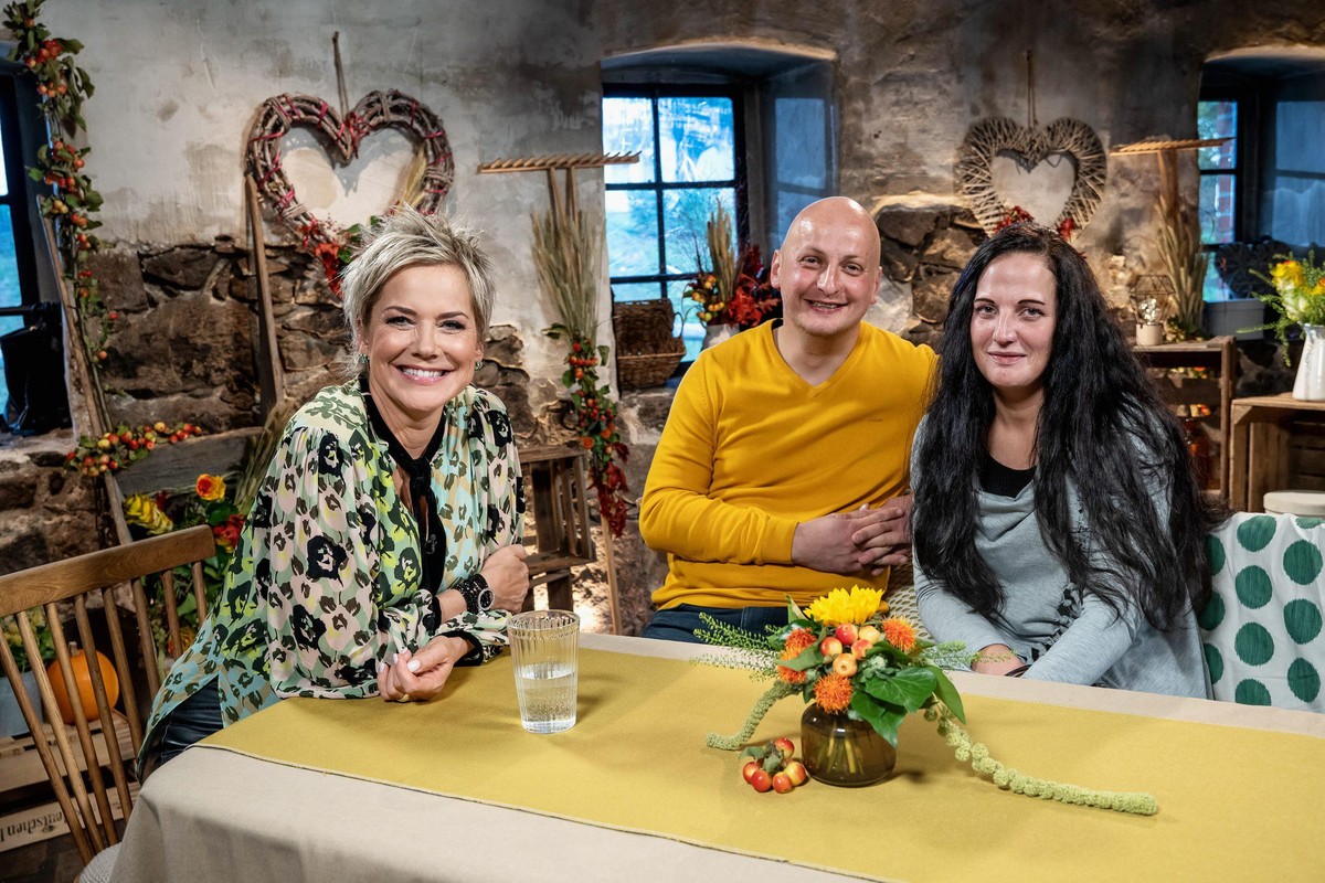 +++ ACHTUNG SPERRFRIST!! KEINE VER�FFENTLICHUNG VOR DEM 30.11.2021, 23:20 UHR !! +++
Moderatorin Inka Bause (l.) f�hlt Schweinebauer Matze (34) aus Sachsen-Anhalt und Eyleen (32, Altenpflegerin) auf d ...