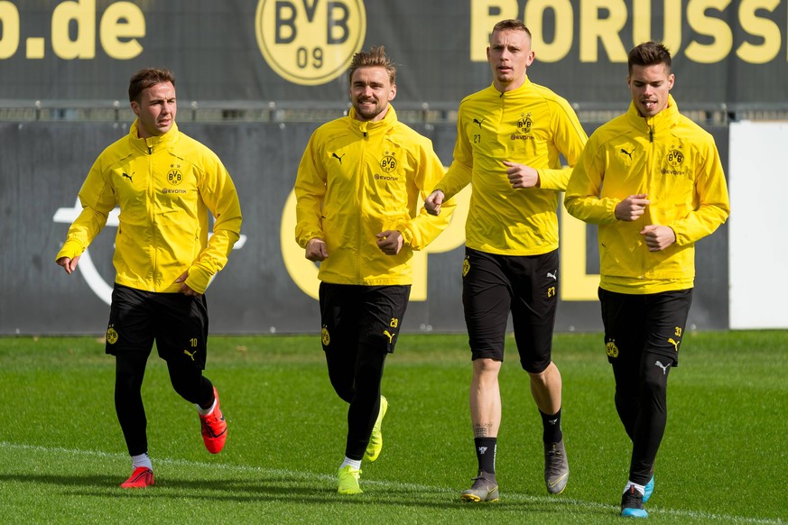 Dortmund, Germany, 26.03.2019, 1. Bundesliga, Training BV Borussia Dortmund, Mario Goetze (BVB), Marcel Schmelzer (BVB), Marius Wolf (BVB) und Julian Weigl (BVB) waermen sich auf, ( DeFodi001 *** Dort ...