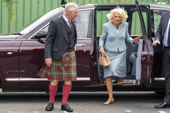 Großbritannien, Charles III. und Camilla besuchen Schottland King visits Scotland for Holyrood Week King Charles III and Queen Camilla arrive at Lochcarron of Scotland at the Waverley textile mill in  ...