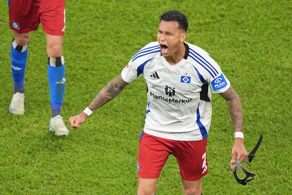 10.05.2025, Hamburg: Fu�ball: 2. Bundesliga, Hamburger SV - SSV Ulm 1846, 33. Spieltag, Volksparkstadion. Hamburgs Davie Selke jubelt �ber sein Tor zum 3:1. Foto: Marcus Brandt/dpa - WICHTIGER HINWEIS ...
