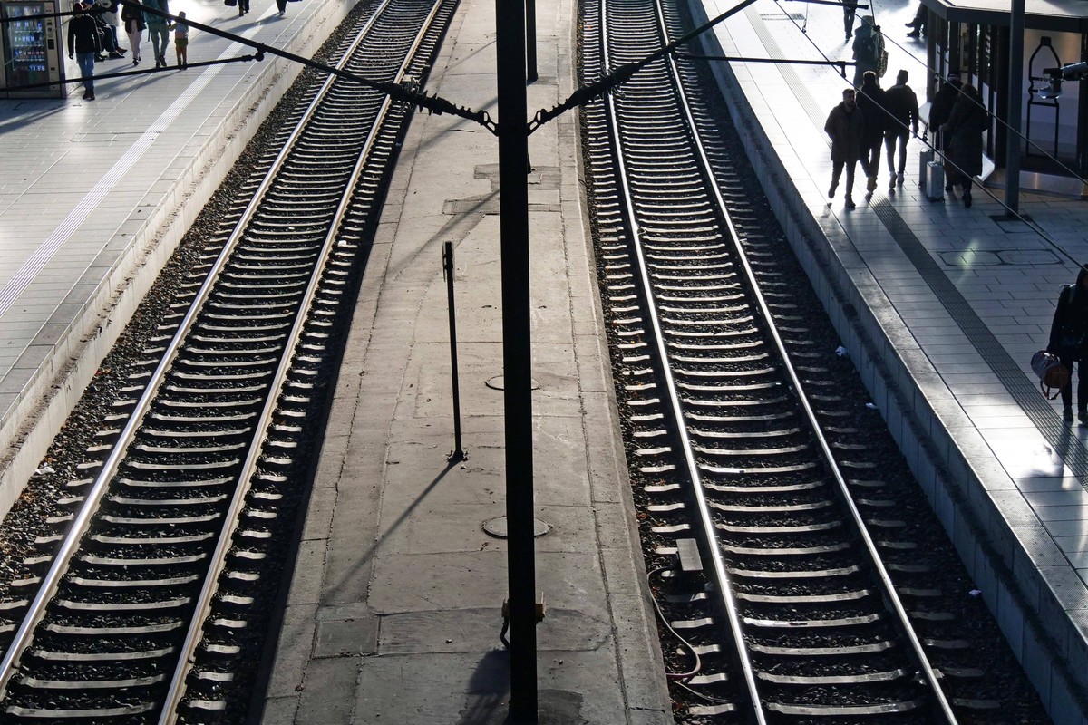 Einblicke bei einer Bahnfahrt mit Start im Hbf Hamburg nach Goettingen im ICE. Zugreise in Deutschland mit der Bahn. *** Insights from a train journey starting at Hamburg main station to Goettingen on ...