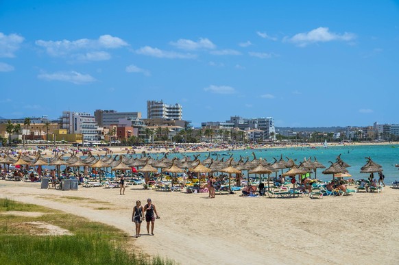 Tourists on Ca n Pastilla beach, Majorca, Balearic Islands, Spain, Mediterranean, Europe PUBLICATIONxINxGERxSUIxAUTxONLY Copyright: EdxRhodes 1306-1163