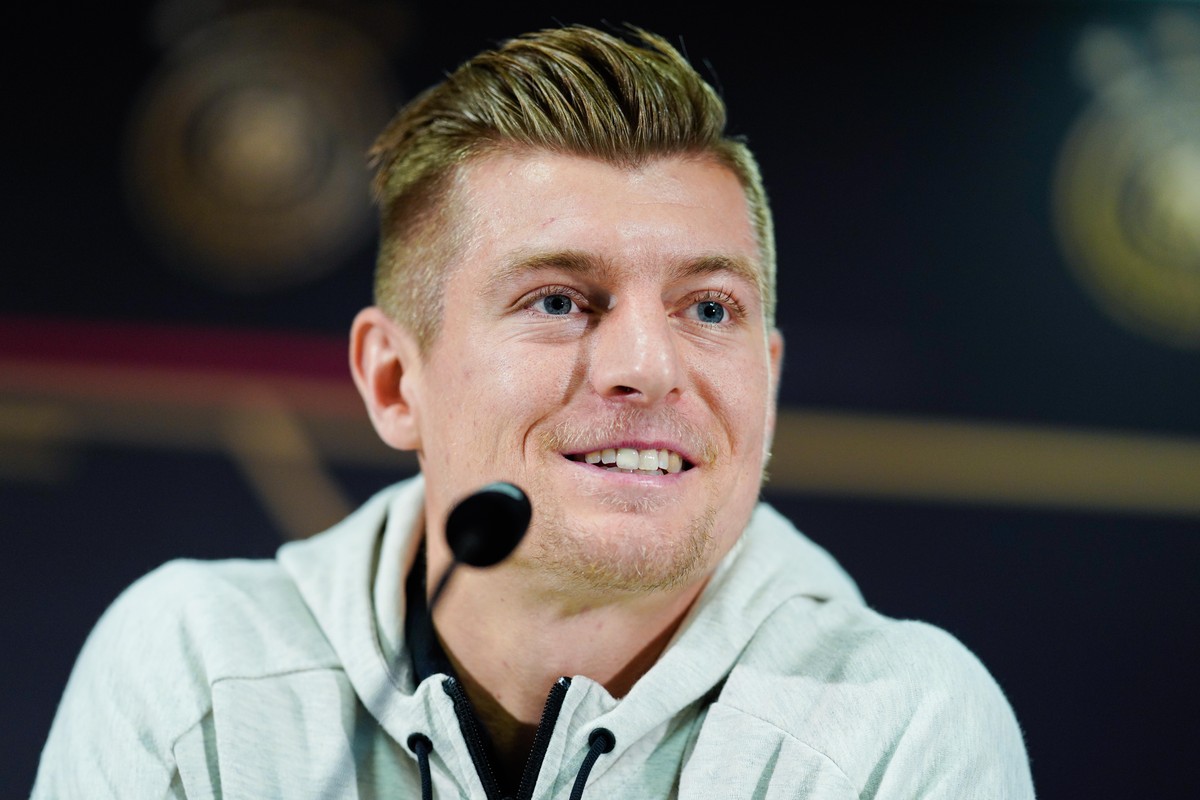 ARCHIV - 18.11.2019, Hessen, Frankfurt/Main: Fu�ball: EM-Qualifikation, Pressekonferenz, in der Commerzbank-Arena. Toni Kroos, Fu�balspieler aus Deutschland, l�chelt. (zu dpa &quot;Klopp schw�rmt von  ...
