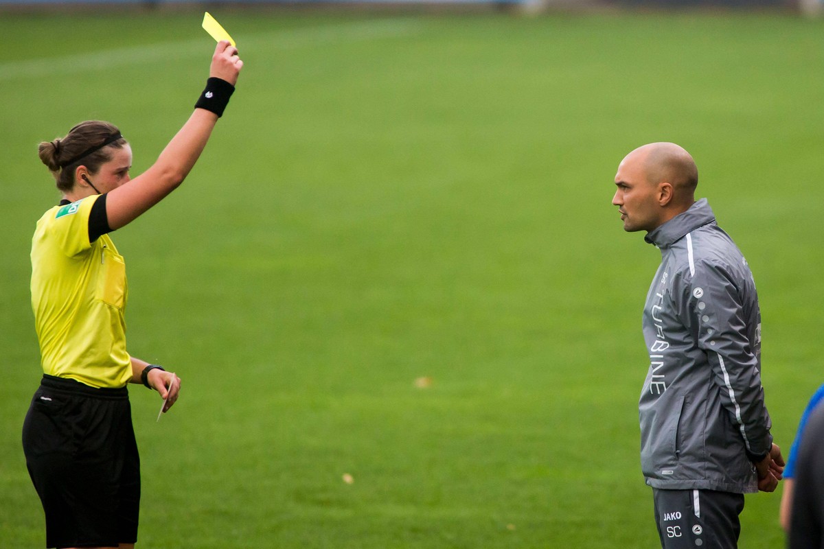 Franziska Wildfeuer (l.) zeigt Ex-Hertha-Profi und aktuellem Potsdam-Trainer Sofian Chahed die Gelbe Karte