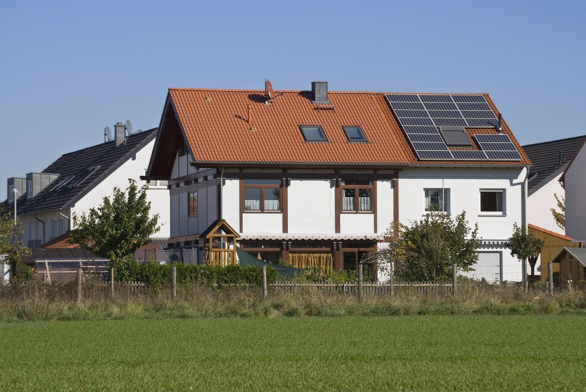 Bildnummer: 56229052 Datum: 15.10.2011 Copyright: imago/imagebroker
Mehrfamilienhaus in Wohnhaussiedlung mit Solaranlage auf dem Dach, �ffentlicherGrund x0x xng 2011 quer �ffentlicherGrund alternativ ...