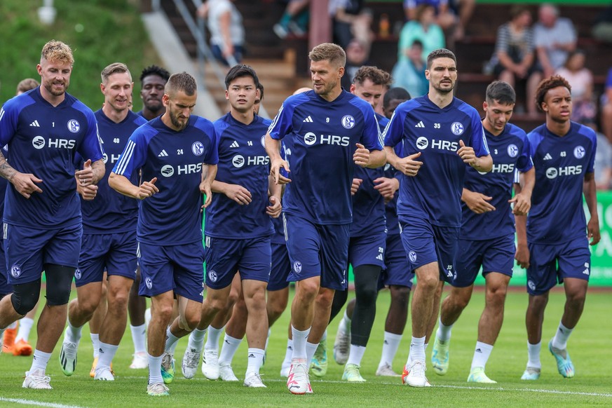 08.07.2023, Fussball, Saison 2022/2023, Trainingslager des FC Schalke 04 in Mittersill, v. l. Ralf Fährmann FC Schalke 04, Dominick Drexler FC Schalke 04, Soichiro Kozuki FC Schalke 04, Simon Terodde  ...