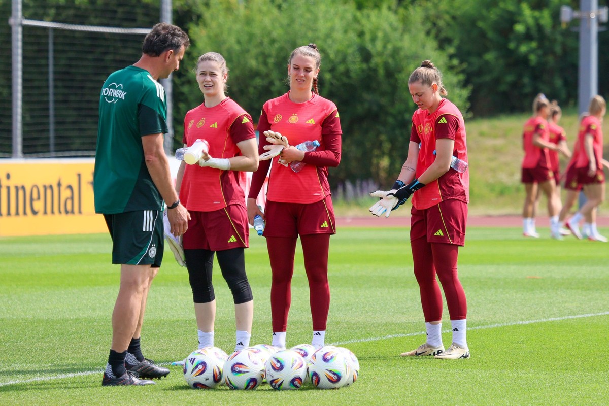 Herzogenaurach, Deutschland 23. Juni 2025: DFB - Fußball-Frauen-Nationalmannschaft - EM-Trainingslager I - medienoffenes Training Im Bild: v.li. Torwarttrainer Michael Fuchs (Deutschland), Torhüterin ...