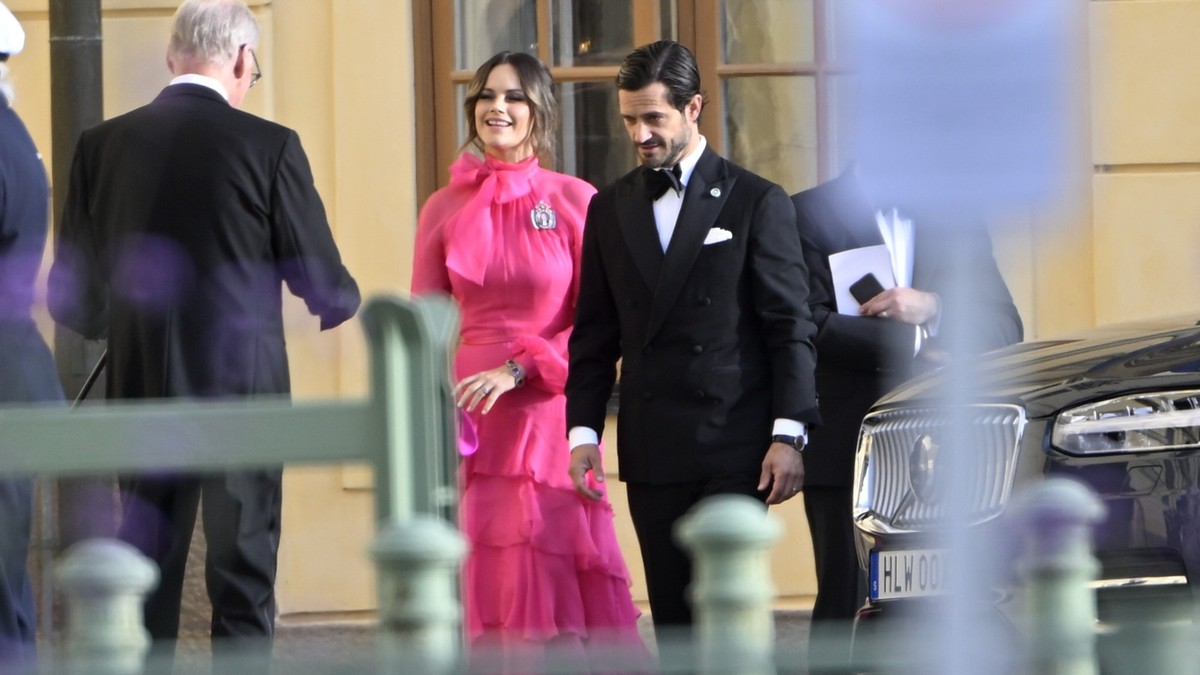14.09.2023, Schweden, Stockholm: Prinzessin Sofia und Prinz Carl Philip von Schweden treffen im Schlosstheater Drottningholm ein, um an der Jubiläumsvorstellung der Königlichen Oper anlässlich des 50. ...
