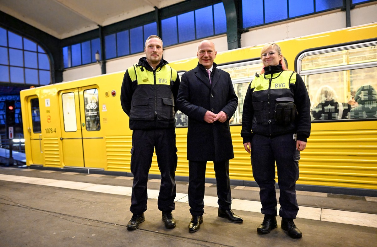 15.12.2023, Berlin: Kai Wegner (M, CDU), Regierender Bürgermeister von Berlin, steht nach seinem Besuch in der Leitstelle Sicherheit der Berliner Verkehrsbetriebe (BVG) auf dem U-Bahnhof Gleisdreieck ...