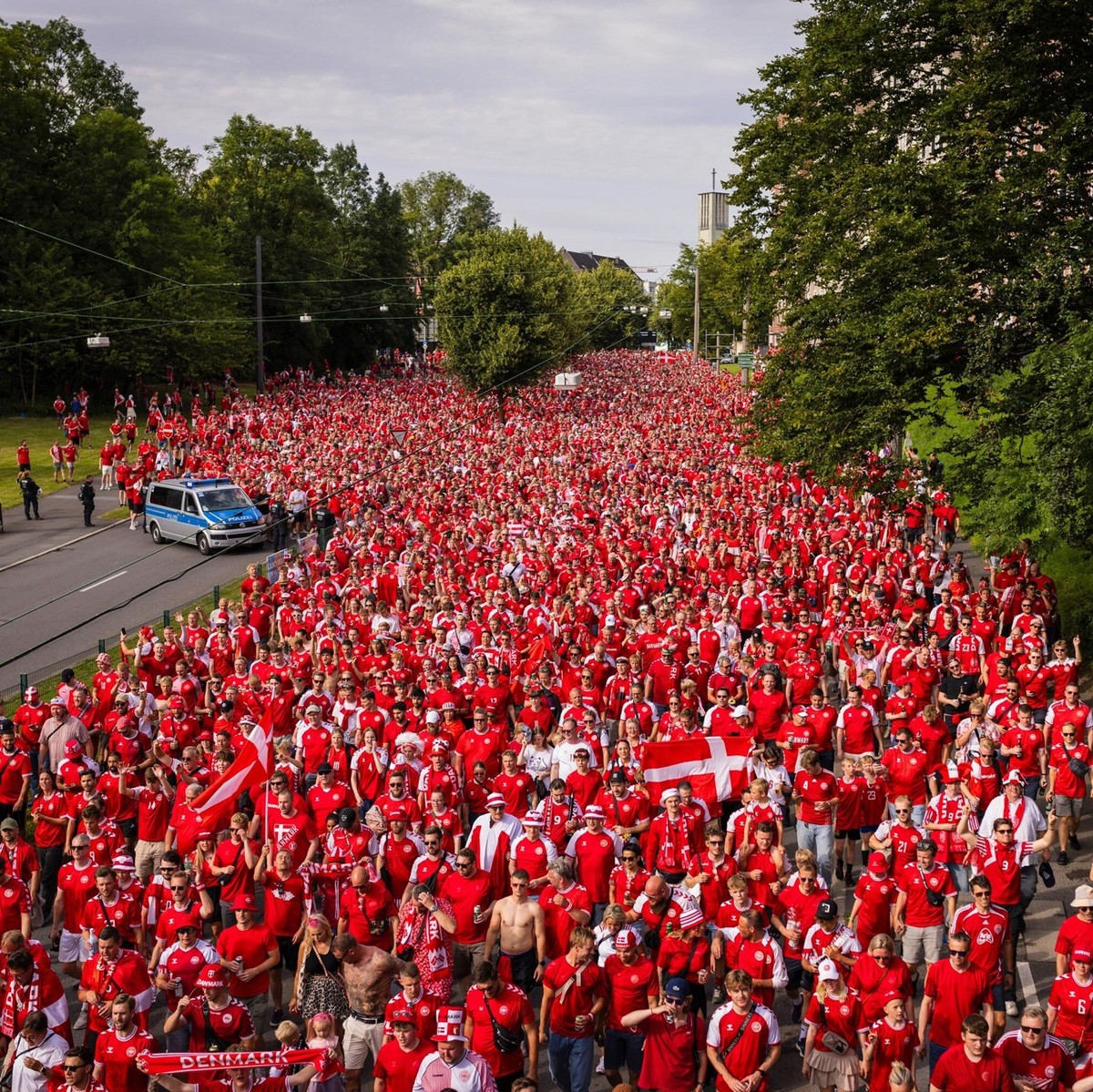 Dänische Fans in Dortmund. Sind ein paar. Viele von ihnen übernachten in Köln und Düsseldorf.