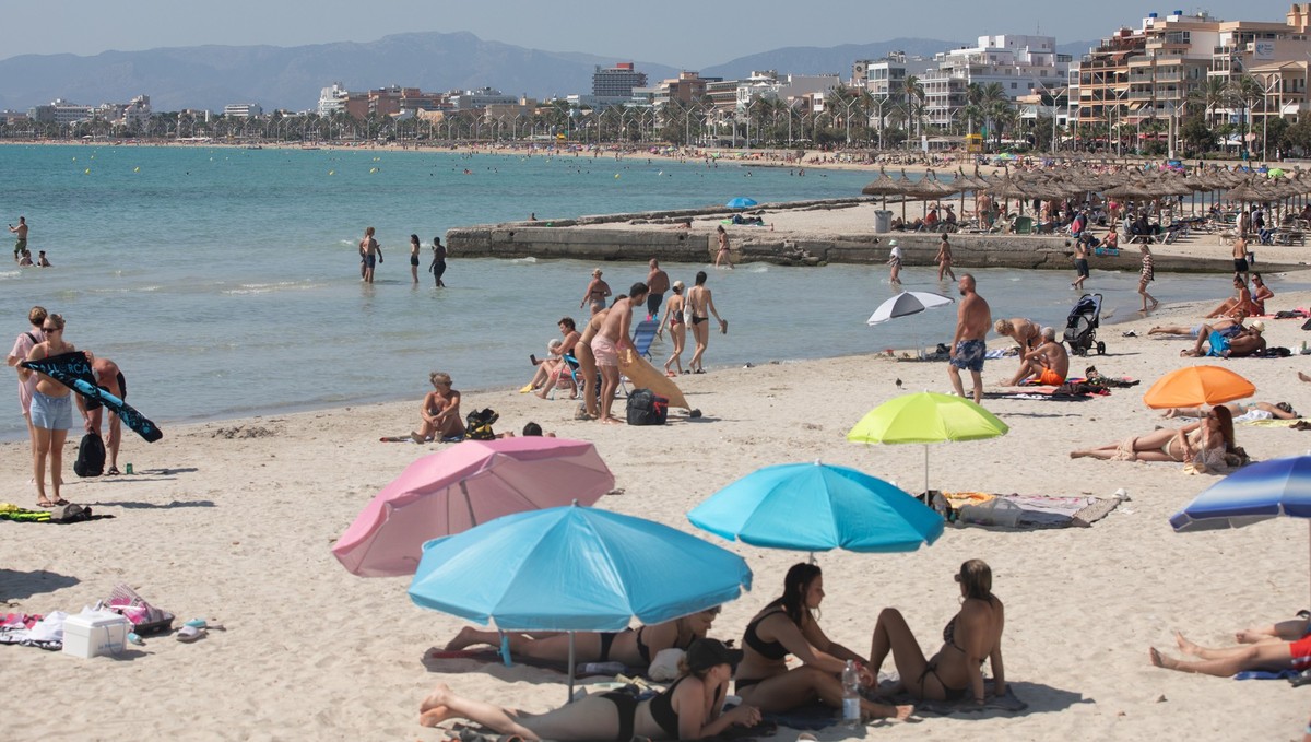 30.06.2025, Spanien, Llucmajor: Menschen schwimmen und sonnen sich am Strand von Arenal auf Mallorca. Foto: Clara Margais/dpa - ACHTUNG: Verwendung nur im vollen Format +++ dpa-Bildfunk +++