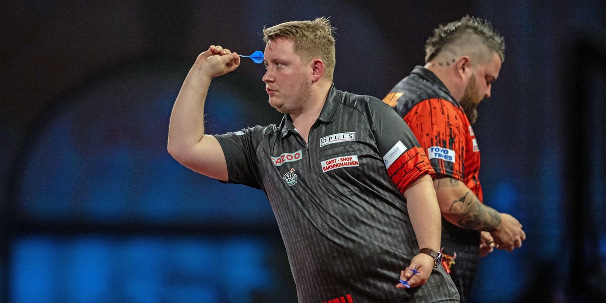 28.12.2022, Großbritannien, London: Darts: WM, 3. Runde, 3. Runde. Schindler (Deutschland) - Smith (England). Martin Schindler (l) und Michael Smith in Aktion. Foto: Steven Paston/PA Wire/dpa +++ dpa- ...