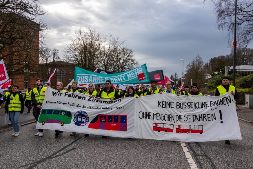 Kiel, Deutschland, 16.02.2024, Busfahrer streiken mit Verdi und FFF in der Landeshauptastdt und ziehen zur Kundgebung vor das Landeshaus *** Kiel, Germany, 16 02 2024, Bus drivers strike with Verdi an ...