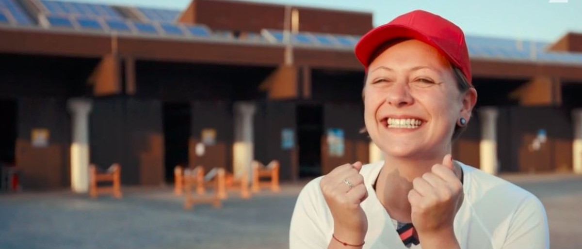 Catharina freut sich über ihren Kajak-Erfolg.