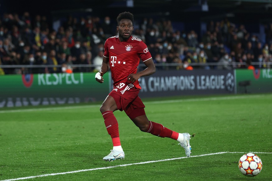 VILLARREAL, SPAIN - APRIL 06: Alphonss Davies of FC Bayern München runs with the ball during the UEFA Champions League Quarter Final Leg One match between Villarreal CF and Bayern München at Estadio d ...