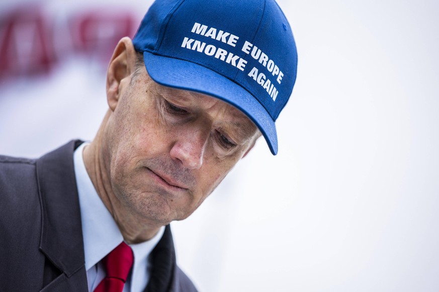 Martin Sonneborn, Bundesvorsitzender von DIE PARTEI, aufgenommen mit einer blauen Kappe mit der Aufschrift Make Europe Knorke Again im Rahmen des Parteieintritts von Marco Buelow nicht im Bild MdB, DI ...