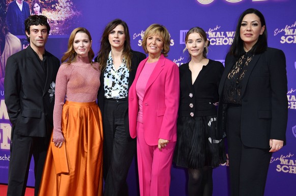 Aaron Altaras, Karoline Herfurth, Nora Tschirner, Ulrike Kriener, Milena Tscharntke und Jasmin Shakeri bei der Premiere des Kinofilms Einfach mal was Schönes im Zoo Palast. Berlin, 08.11.2022 *** Aaro ...