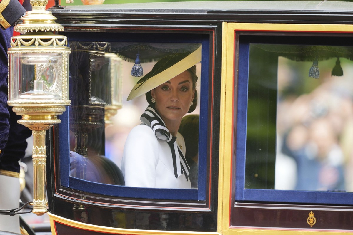 dpatopbilder - 15.06.2024, Großbritannien, London: Kate, Princess of Wales, fährt in der Kutsche entlang der Mall zur «Trooping the Colour»-Zeremonie auf der Horse Guards Parade. Großbritannien verans ...