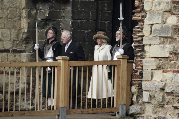 El rey Carlos III de Gran Bretaña, a la izquierda, y Camilla, la reina de la reina, se van después de visitar el castillo de Colchester para celebrar que a Colchester se le otorgó el estatus de ciudad en Inglaterra, el martes 7 de marzo de 2023. (Aaron C...