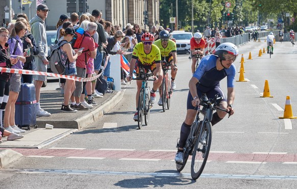 04.06.2023, Hamburg: Triathlon: Europameisterschaft, Ironman, Männer. Triathleten sind auf dem Rad unterwegs. Foto: Georg Wendt/dpa +++ dpa-Bildfunk +++