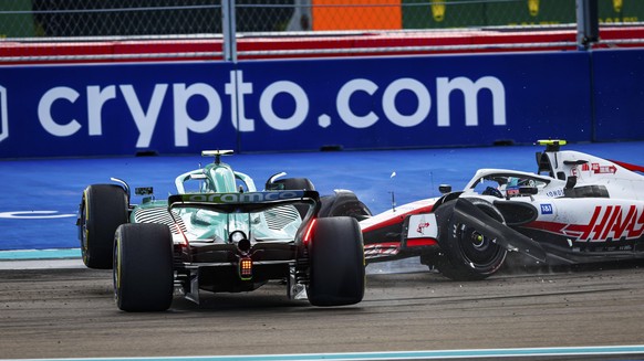 Mick Schumacher (r.) und Sebastian Vettel kollidieren beim Rennen in Miami.