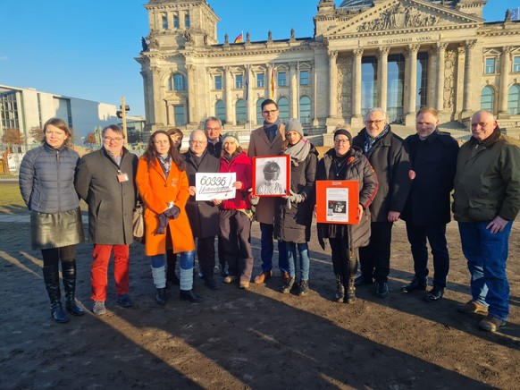 Die Initiatorinnen von "Nicht genesen" überreichen vor dem Bundestag ihre Petition an Abgeordnete.