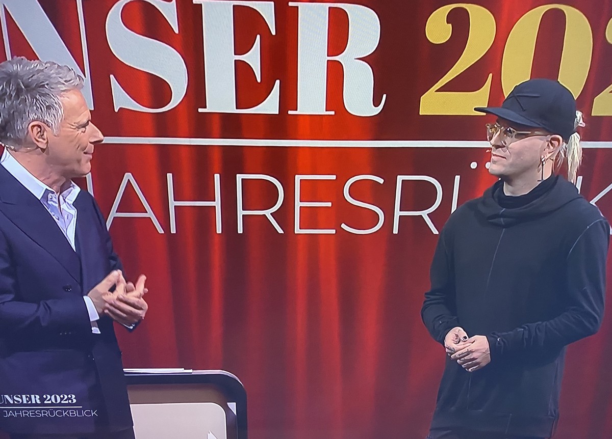 Jörg Pilawa enthüllt, dass es sich dabei um Chris Harms handelt.