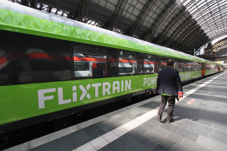 Zugbegleiter des Unternehmens Flixtrain bei der Abfertigung eines Fernzugs im Hauptbahnhof Frankfurt, Hessen, Deutschland *** Train attendant of the Flixtrain company handling a long-distance train at ...