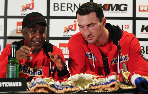 Bildnummer: 11275675 Datum: 07.07.2012 Copyright: imago/Mandoga Media
Klitschko Coach Emanuel Steward (left) at Wladimir Klitschko, Heavyweight World Championship on Saturday, 7. July 2012 at Stade de ...