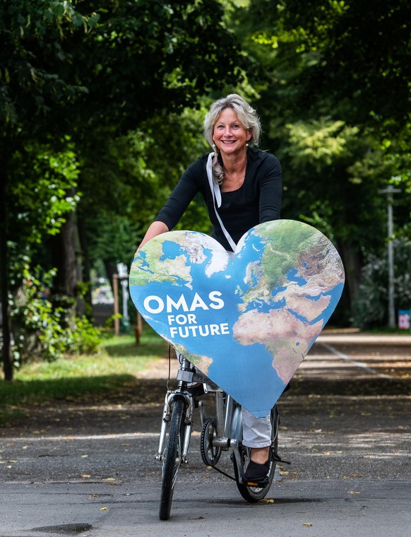 Omas for Future - Cordula Weimann - Gründerin Omas for Future - Aktion Klimabänder - Leipzig 8 / 2021 Foto: Wolfgang Schmidt
