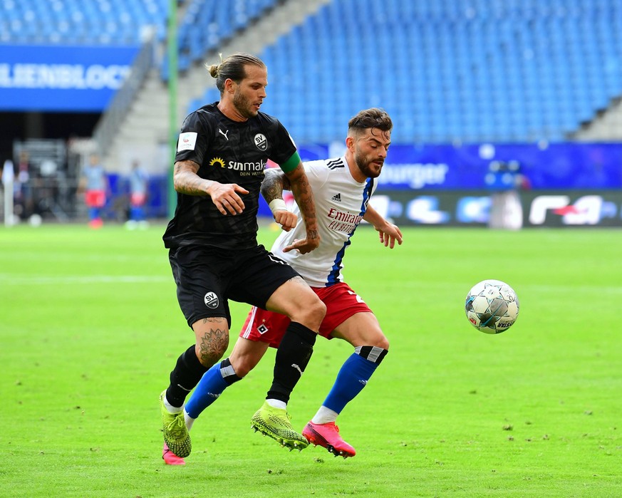 Hamburger SV - SV Sandhausen Fußball, 2. Bundesliga 2019/20, Hamburger SV - SV Sandhausen: v.l. Diekmeier Dennis Sandhausen gegen Leibold Tim HSV Photo: KBS-Picture/Pool via xim.gs DFL regulations pro ...